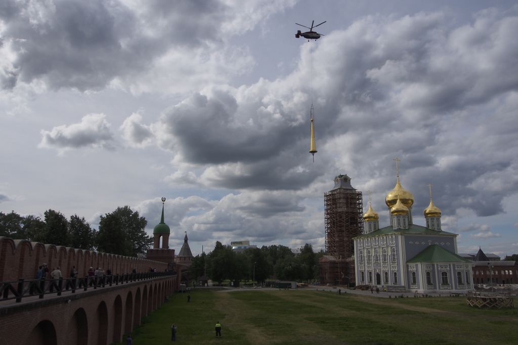 Фоторепортаж: на колокольню в тульском кремле установили часы и шпиль