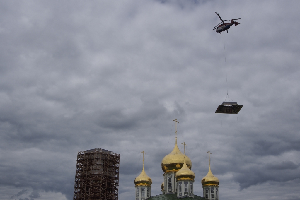 Фоторепортаж: на колокольню в тульском кремле установили часы и шпиль