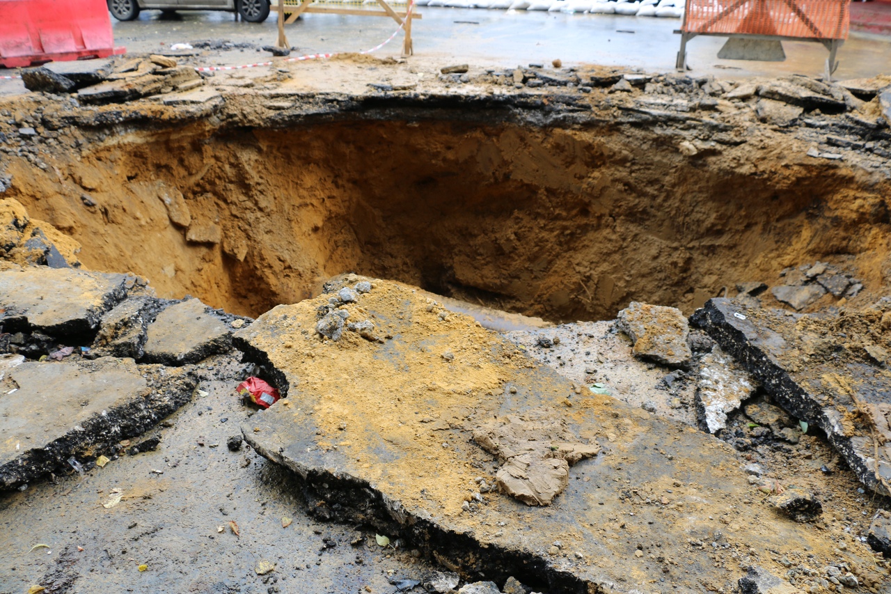 Ремонт проваленного грунта на ул. Революции в Туле: ФОТО