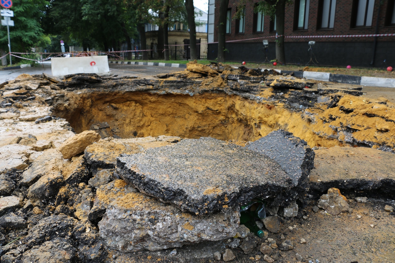 Ремонт проваленного грунта на ул. Революции в Туле: ФОТО