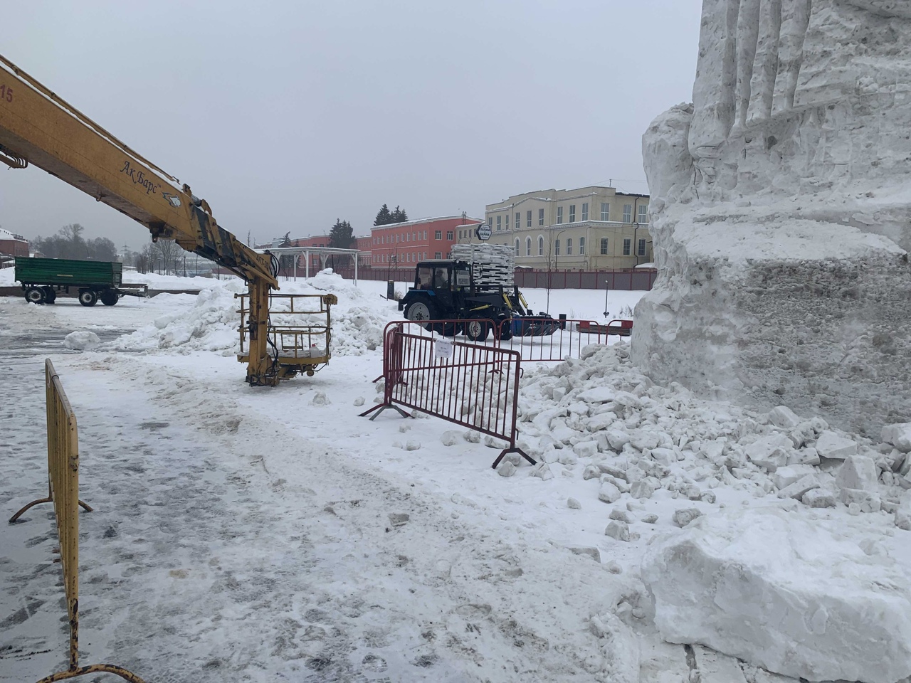 Строительство снеговика на Казанской набережной в Туле: фоторепортаж