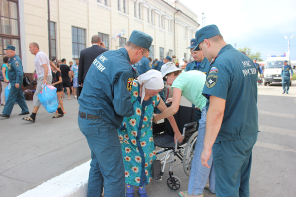 Фоторепортаж: Тульские спасатели встречают поезд с беженцами на Московском вокзале
