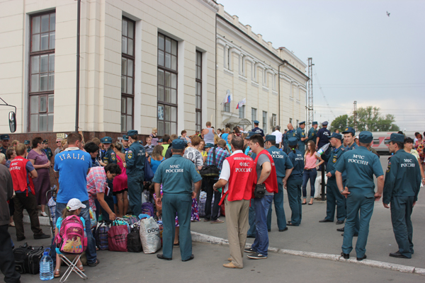 Фоторепортаж: Тульские спасатели встречают поезд с беженцами на Московском вокзале