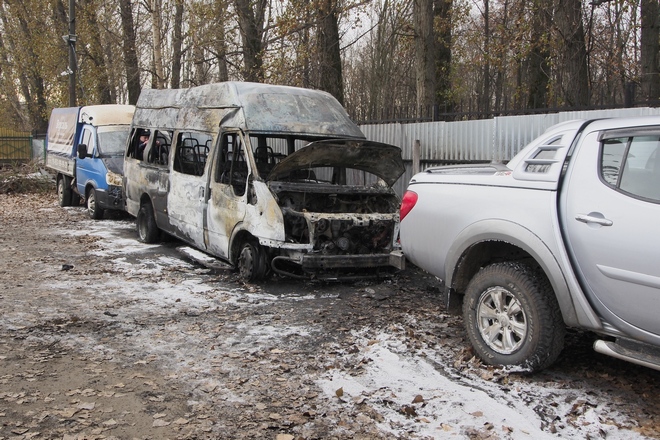 На автостоянке сгорел микроавтобус, пострадало ещё две машины; фоторепортаж
