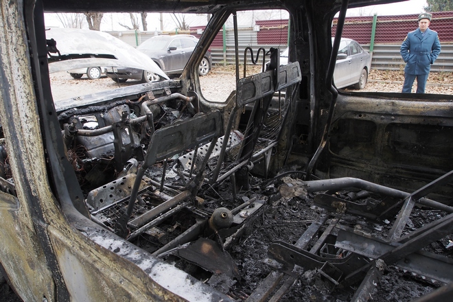 На автостоянке сгорел микроавтобус, пострадало ещё две машины; фоторепортаж