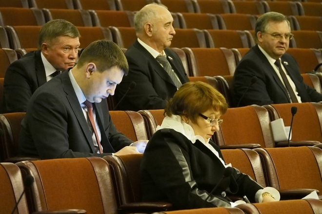 Депутаты облдумы приняли присягу; фоторепортаж