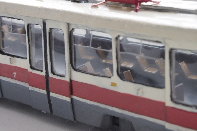 Туляк строит трамвайчики из картона; фоторепортаж
