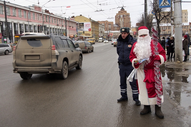 Полицейский - Дед Мороз; фоторепортаж