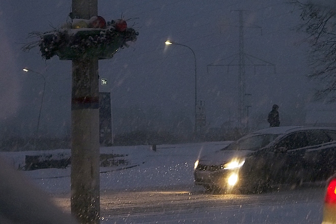 Утренний снег, пробки на дорогах; фоторепортаж