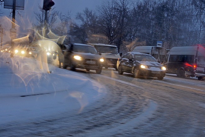 Утренний снег, пробки на дорогах; фоторепортаж