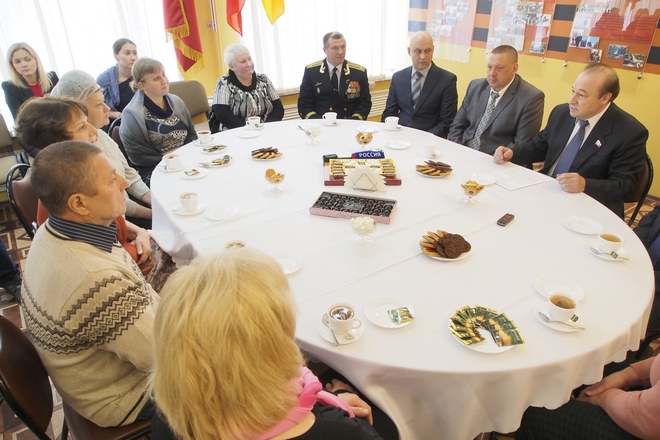 Встреча мэра с родителями туляков, проходящих службу на крейсере "Варяг"; фоторепортаж
