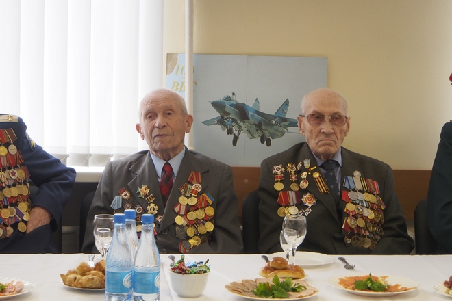 Мэр вручил ветеранам памятные медали; фоторепортаж
