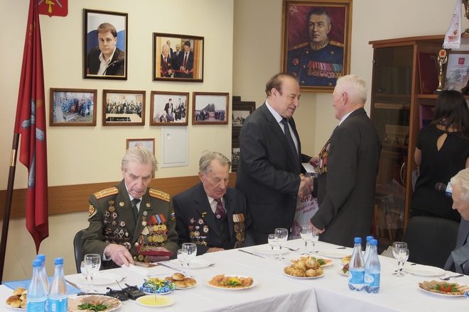 Мэр вручил ветеранам памятные медали; фоторепортаж