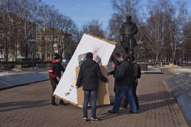 Поклонники Бориса Моисеева выразили недовольство его творчеством; фоторепортаж