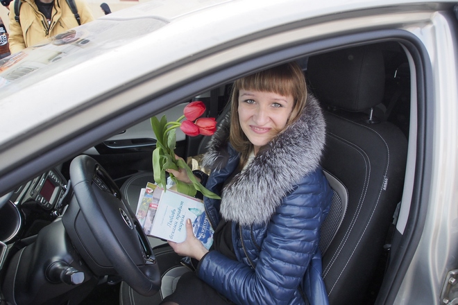 Поздравление женщин-водителей; фоторепортаж