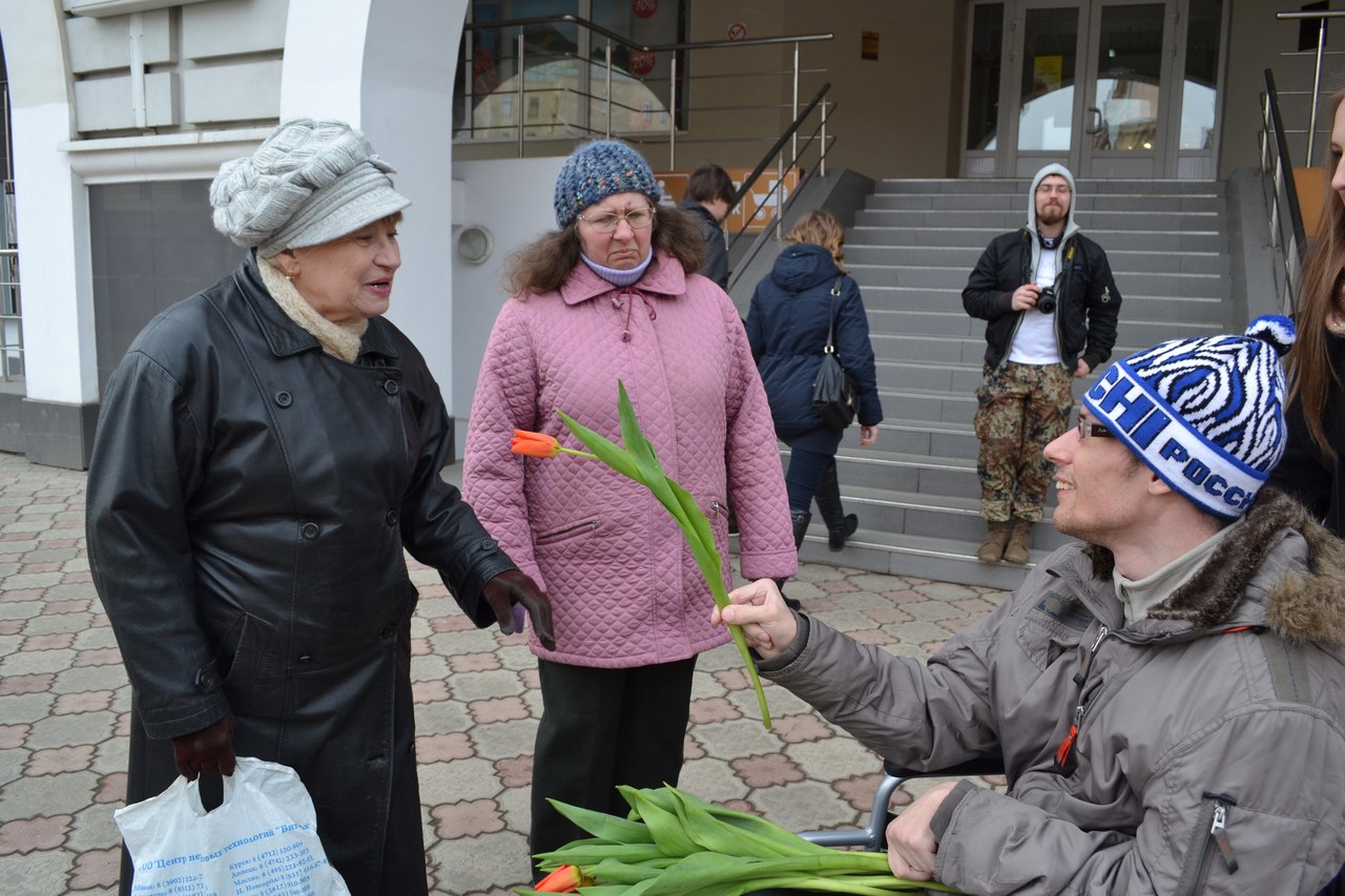 Фоторепортаж: 8 марта на улицах Тулы люди с ограниченными возможностями дарили женщинам цветы