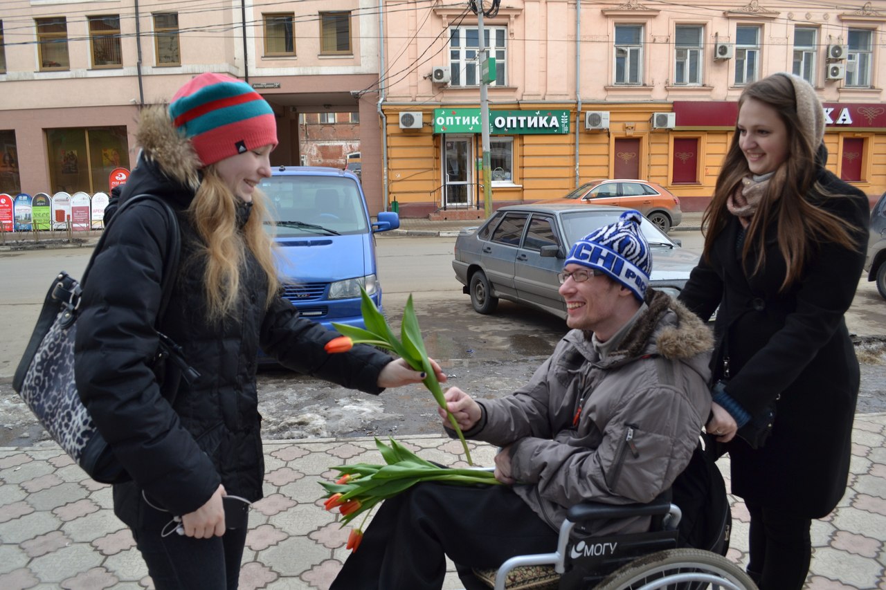 Фоторепортаж: 8 марта на улицах Тулы люди с ограниченными возможностями дарили женщинам цветы