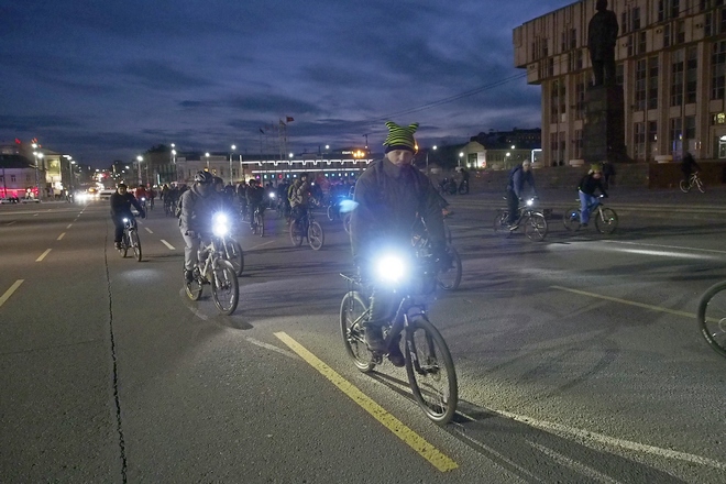 Тульские велолюбители отметили "Час Земли"; фоторепортаж