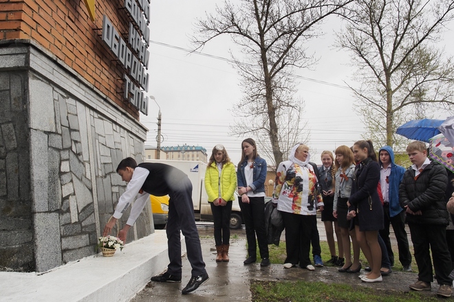 "Центр-71" и школьники 54-ой школы почтили память туляков героев; фоторепортаж