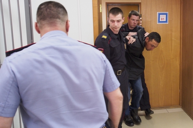 Суд определил меру пресечения подозреваемому в массовом убийстве Серажину Шералиеву; фоторепортаж