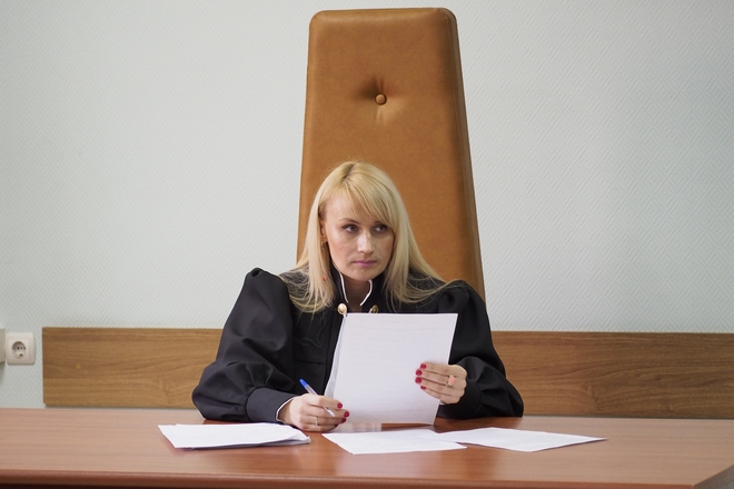Суд определил меру пресечения подозреваемому в массовом убийстве Серажину Шералиеву; фоторепортаж