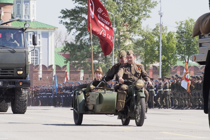 Парад военной техники в День Победы; фоторепортаж