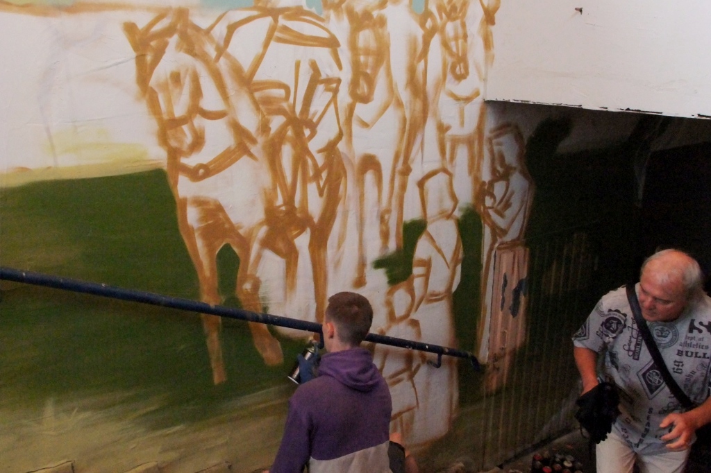 В тульском переходе на Каминского работает художник граффити