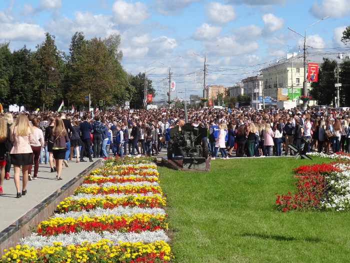 Парад студентов в День Знаний: фоторепортаж