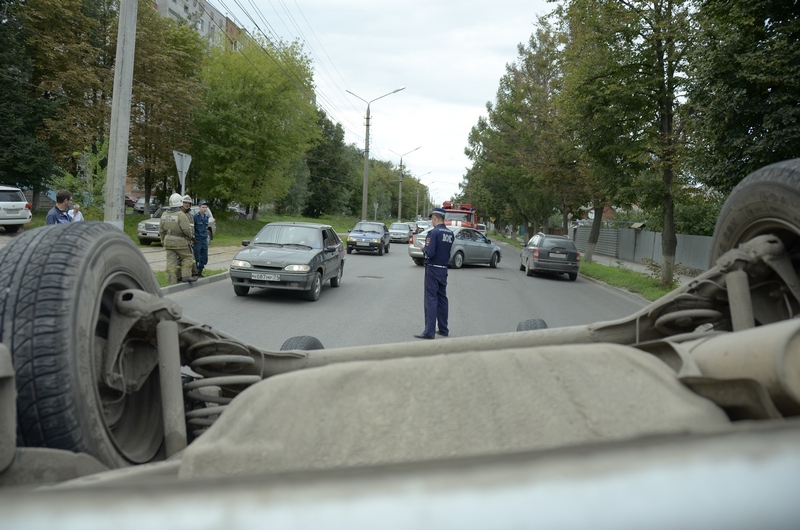 На улице Станиславского в результате ДТП перевернулась легковушка: фоторепортаж