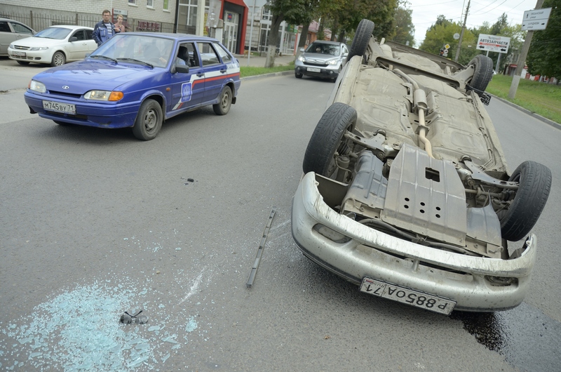 На улице Станиславского в результате ДТП перевернулась легковушка: фоторепортаж
