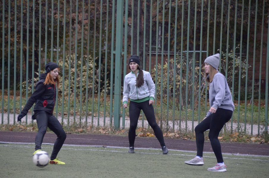 Тренировка тульской любительской женской футбольной команды "Арсеналочка"