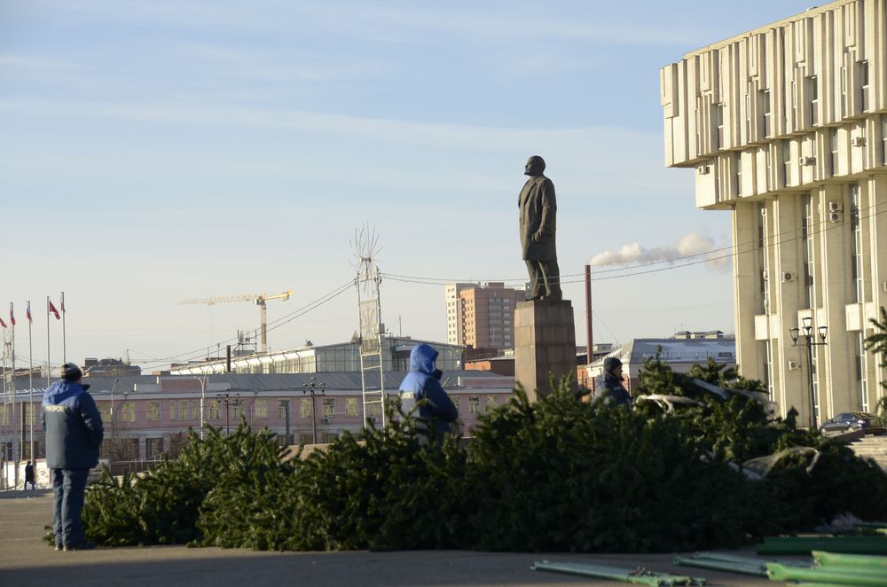 На площади Ленина вырастает Ёлка; фоторепортаж