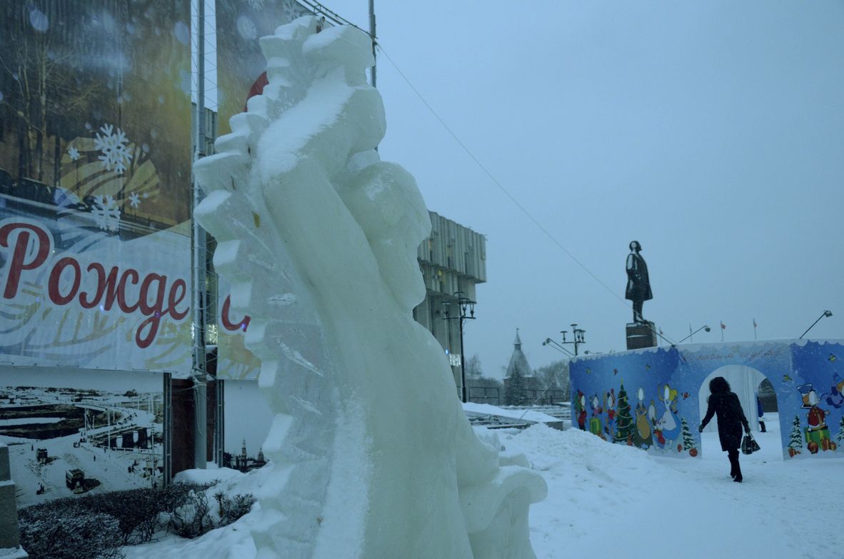 На пл. Ленина установили ледяные ворота: ФОТО