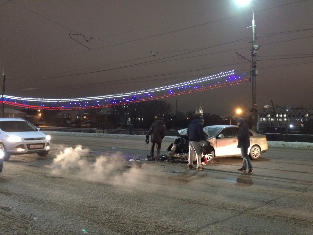 Авария и пробка на Пролетарском мосту: фото, видео