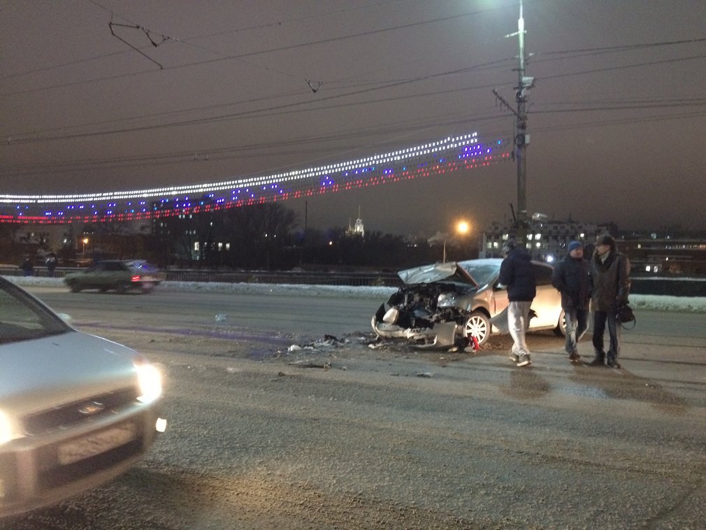 Авария и пробка на Пролетарском мосту: фото, видео