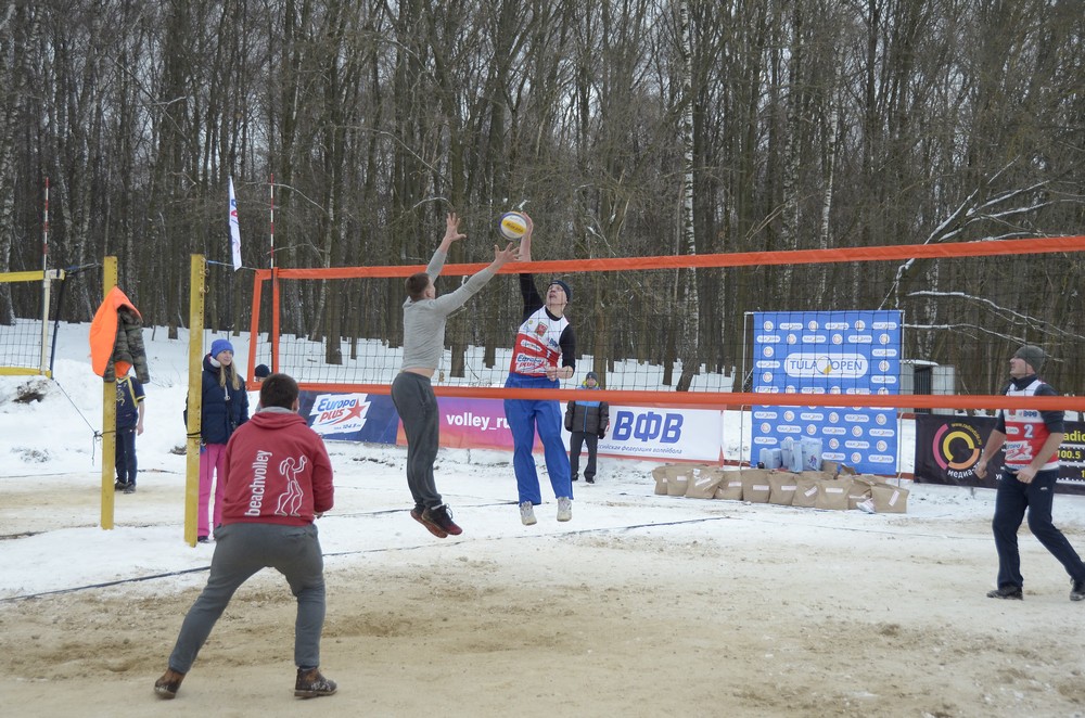 Пляжный волейбол на снегу: фоторепортаж