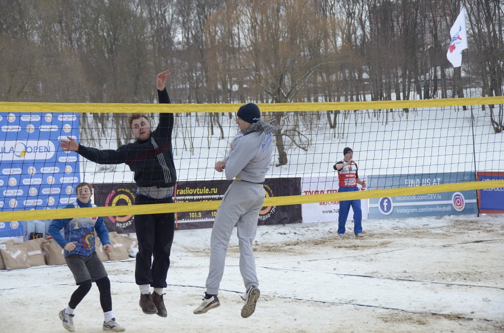 Пляжный волейбол на снегу: фоторепортаж