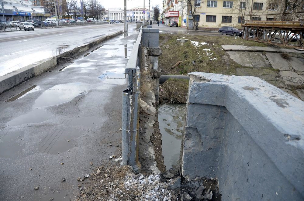 На Красноармейском проспекте разрушается мост: фоторепортаж На Красноармейском проспекте разрушается мост: фоторепортаж