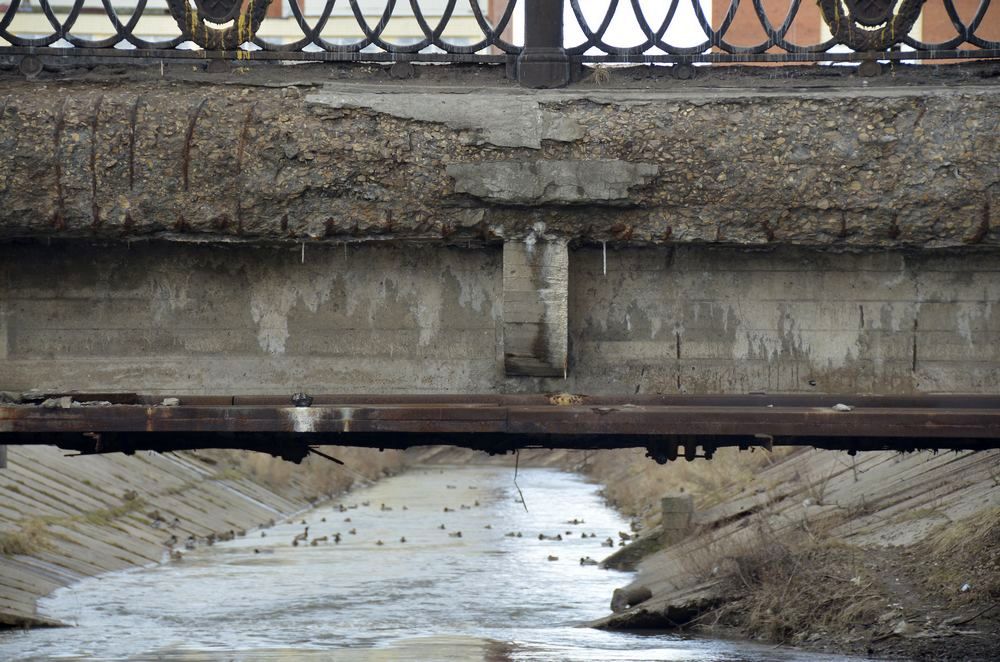 На Красноармейском проспекте разрушается мост: фоторепортаж На Красноармейском проспекте разрушается мост: фоторепортаж