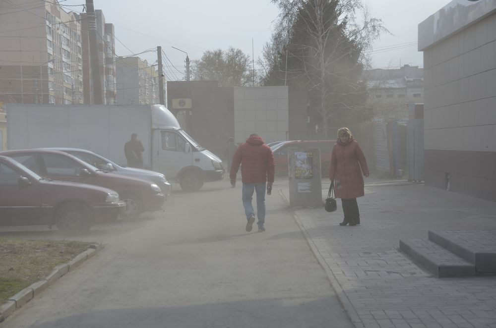 Штормовой ветер и пылевые бури в городе: ФОТО