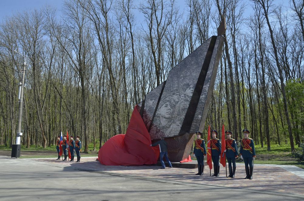 Открытие монумента "Бессмертный полк": фоторепортаж